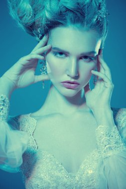 Beyazlı mermer kadın.