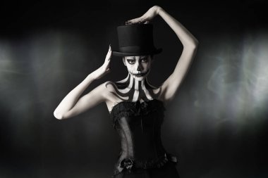 Silindir şapkalı poz