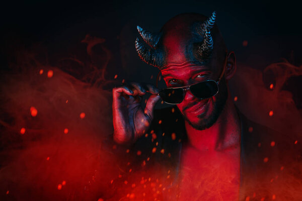 сатана в солнечных очках
