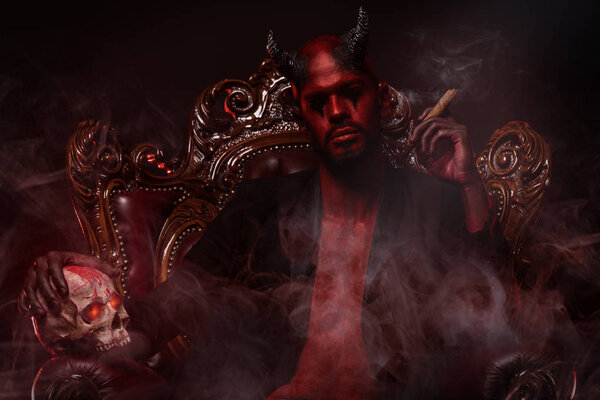 Красная дьявол с черепом
