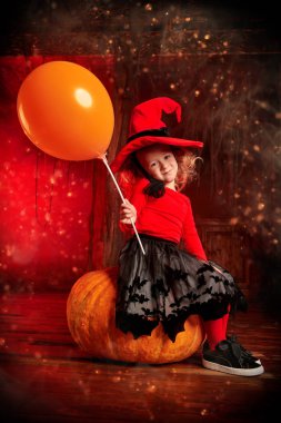 Küçük cadının karnaval kostümü