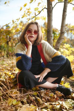 Düşen yapraklara otur.