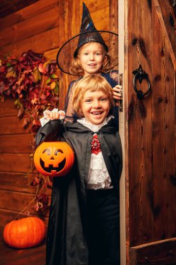 Cadı ve vampir kostümleri.