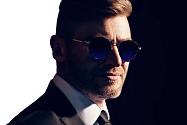 Güneş gözlüklü yakışıklı bir adamın yakın plan portresi. Erkek güzelliği, moda. Erkekler için optik.