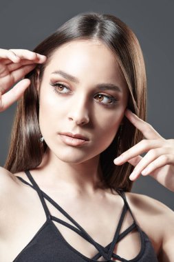 Makyaj ve makyaj malzemeleri. Akşam makyajlı güzel esmer bir kızın yakın plan portresi..