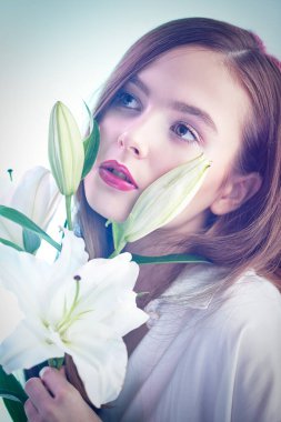 Açık pembe sisli, nilüfer çiçekleri olan genç ve güzel bir kız. Bahar ve yazın ilham kaynağı. Parfüm, kozmetik konsepti.