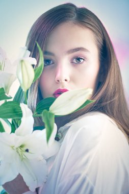 Açık pembe sisli, nilüfer çiçekleri olan genç ve güzel bir kız. Bahar ve yazın ilham kaynağı. Parfüm, kozmetik konsepti.