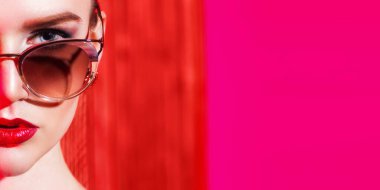 Güneş gözlüğü takan kendine güvenen bir kadının yakın portresi. Güzellik, makyaj, tarz.