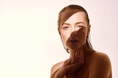 Güzellik konsepti. Taze doğal makyajlı ve mükemmel sağlıklı ciltli güzel bir genç kadının portresi. Işık ve gölge oyunu. Moda. Boşluğu kopyala.