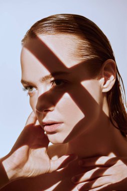 Güzellik konsepti. Taze doğal makyajlı ve mükemmel sağlıklı ciltli güzel bir genç kadının portresi. Işık ve gölge oyunu. Moda. Kapat..