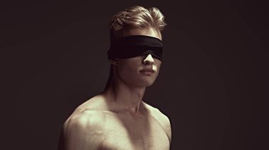 Yakışıklı bir atletik genç adamın sanat portresi. Erkek güzelliği ve sağlığı. Boşluğu kopyala.