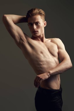 Mükemmel kaslı vücudu olan yakışıklı bir genç adamın portresi. Spor ve vücut geliştirme. Erkeklerin güzelliği ve sağlığı. 