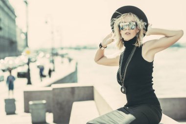 Nehir kenarındaki zarif, yaşlı bir kadının portresi. Güzellik, moda.