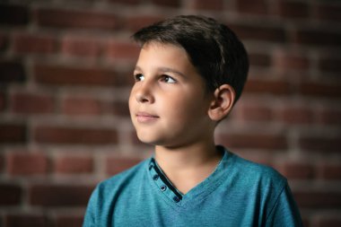 Duvarın üzerinde rüya gibi bir gencin portresi. Güzellik, yaz, moda..