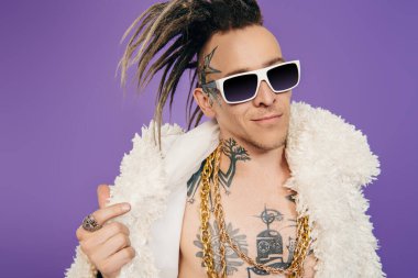 Stüdyoda poz veren serin bir genç punk adamın portresi. Casual punk moda, güzellik.