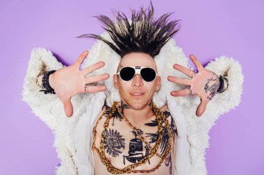 Stüdyoda poz veren serin bir genç punk adamın portresi. Casual punk moda, güzellik.