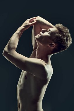 Mükemmel kaslı vücudu olan yakışıklı bir genç adamın siyah-beyaz portresi. Spor ve vücut geliştirme. Erkeklerin güzelliği ve sağlığı.