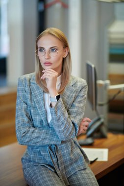 İş konsepti. Ofiste çalışan güzel, modern bir iş kadınının portresi. İşinde başarılı kadınlar..  