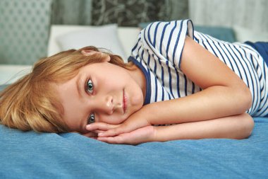 Küçük şirin çocuk yatak odasında uyuyakalıyor. Mutlu aile ve aşk konsepti.