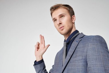 Stüdyoda resmi takım elbiseli yakışıklı bir iş adamının portresi. Erkek modası.