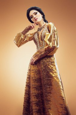 Doğulu güzel kadın. Geleneksel giysili, doğulu ve siyah tesettürlü güzel bir Arap kadının portresi. Makyaj ve kozmetik. 