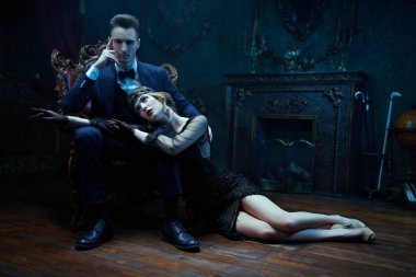 Yakışıklı bir adam ve 1920 'lerin tarzında güzel bir genç kadın. Moda giysileri, makyaj ve lüks retro tarzı saçlar..