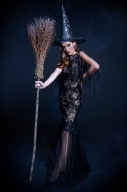 Cadı kostümü giymiş güzel bir bayan. Cadılar Bayramı. Kutlama.