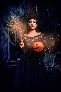 Şatoda bir cadı. Cadılar Bayramı. Kutlama.