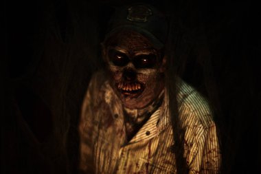 Korkunç bir zombi adamın portresi. Dehşet. Cadılar Bayramı.