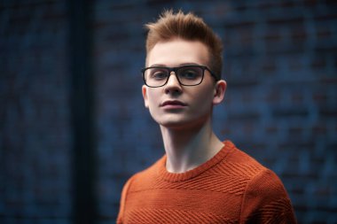 Kazaklı ve gözlüklü zeki bir gencin portresi. Stüdyo çekimi. Erkek güzelliği. Eğitim, eğitim..