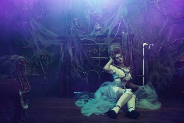 Cadılar Bayramı. Eski terk edilmiş kaledeki ölü imparatoriçenin portresi. Kalede hayalet var. Klasik stil. 