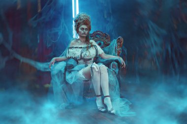 Cadılar Bayramı. Eski terk edilmiş kaledeki ölü imparatoriçenin portresi. Kalede hayalet var. Klasik stil. 