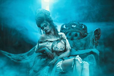 Cadılar Bayramı. Eski terk edilmiş kaledeki ölü imparatoriçenin portresi. Kalede hayalet var. Klasik stil. 