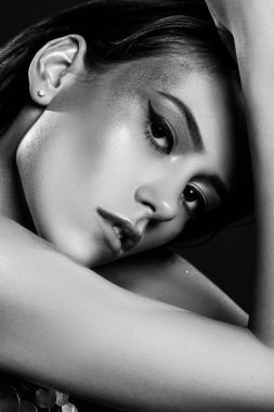 Güzel genç bir kadının siyah beyaz portresi. Lüks bir tarz. Tek renkli konsept.