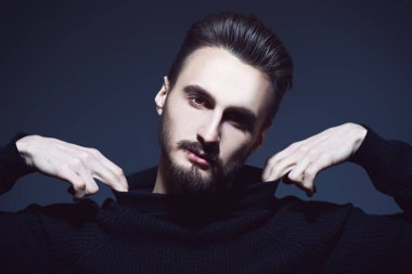 Yakışıklı bir gencin portresi. Erkek güzelliği. Stüdyo çekimi.