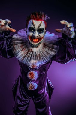 Korku filminden kızgın bir palyaçonun portresi. Cadılar Bayramı, karnaval.