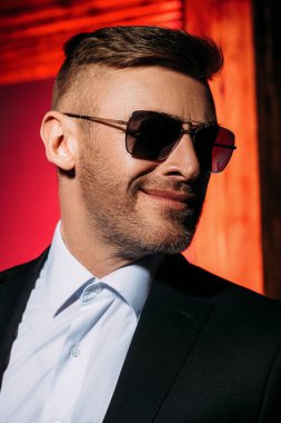 Güneş gözlüklü yakışıklı bir adamın yakın plan portresi. Erkek güzelliği, moda. Erkekler için optik.