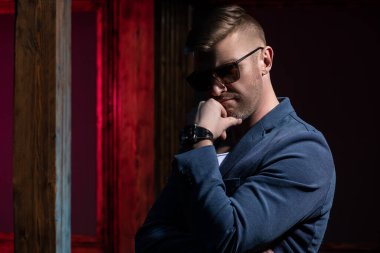 Güneş gözlüklü yakışıklı bir adamın portresi. Erkek güzelliği, moda. Erkekler için optik.