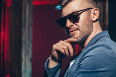 Güneş gözlüklü yakışıklı bir adamın portresi. Erkek güzelliği, moda. Erkekler için optik.