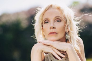 Yaz gününde yaşlı sarışın bir kadının portresi. Güzellik, sağlık hizmetleri.