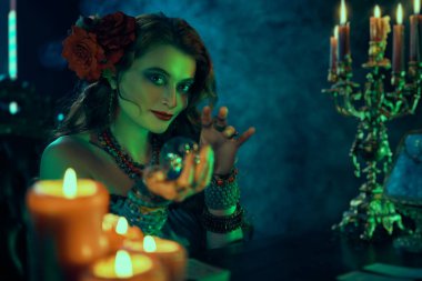 Muhteşem falcı kadın sihirli kristal kürede geleceği okuyor..