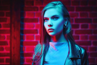 Dairenin içinde şık bir deri ceketle poz veren güzel bir kadın model. Gece kulübü partisi..