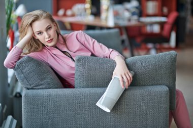 Güzel kız, rahat evinde dinleniyor. Evin içi, mobilyalar. Yaşam biçimi.