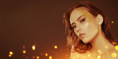 Makyaj ve makyaj malzemeleri. Koyu bir arka planda altın makyajlı muhteşem bir genç kadının portresi. Parti tarzı. Boşluğu kopyala.