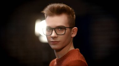 Kazaklı ve gözlüklü zeki bir gencin portresi. Stüdyo çekimi. Erkek güzelliği. Eğitim, eğitim..