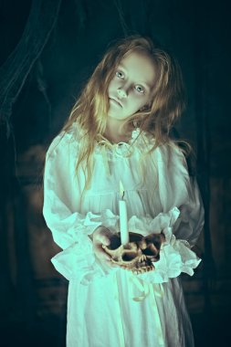 Cadılar Bayramı. Gecelikli hayalet bir kız gece eski evde dolaşıyor..