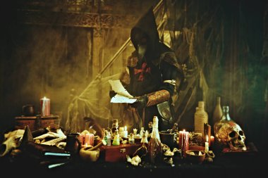 Veba doktoru masasında çalışıyor, hıyarcıklı veba için bir tedavi icat ediyor. Gizemciliğin atmosferi. Tarihsel yeniden canlandırma. Cadılar Bayramı. 