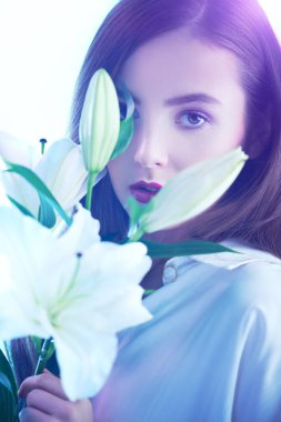 Açık pembe sisli, nilüfer çiçekleri olan genç ve güzel bir kız. Bahar ve yazın ilham kaynağı. Parfüm, kozmetik konsepti.