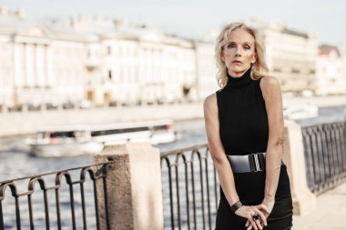 Nehir kenarındaki zarif, yaşlı bir kadının portresi. Güzellik, moda.