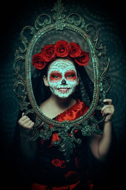 Klasik çerçeveli Calavera Catrina kostümlü bir kız çocuğunun portresi. Kafatası şekeri makyajlı küçük bir kız. Cadılar Bayramı. Dia de los muertos. Ölülerin Günü.